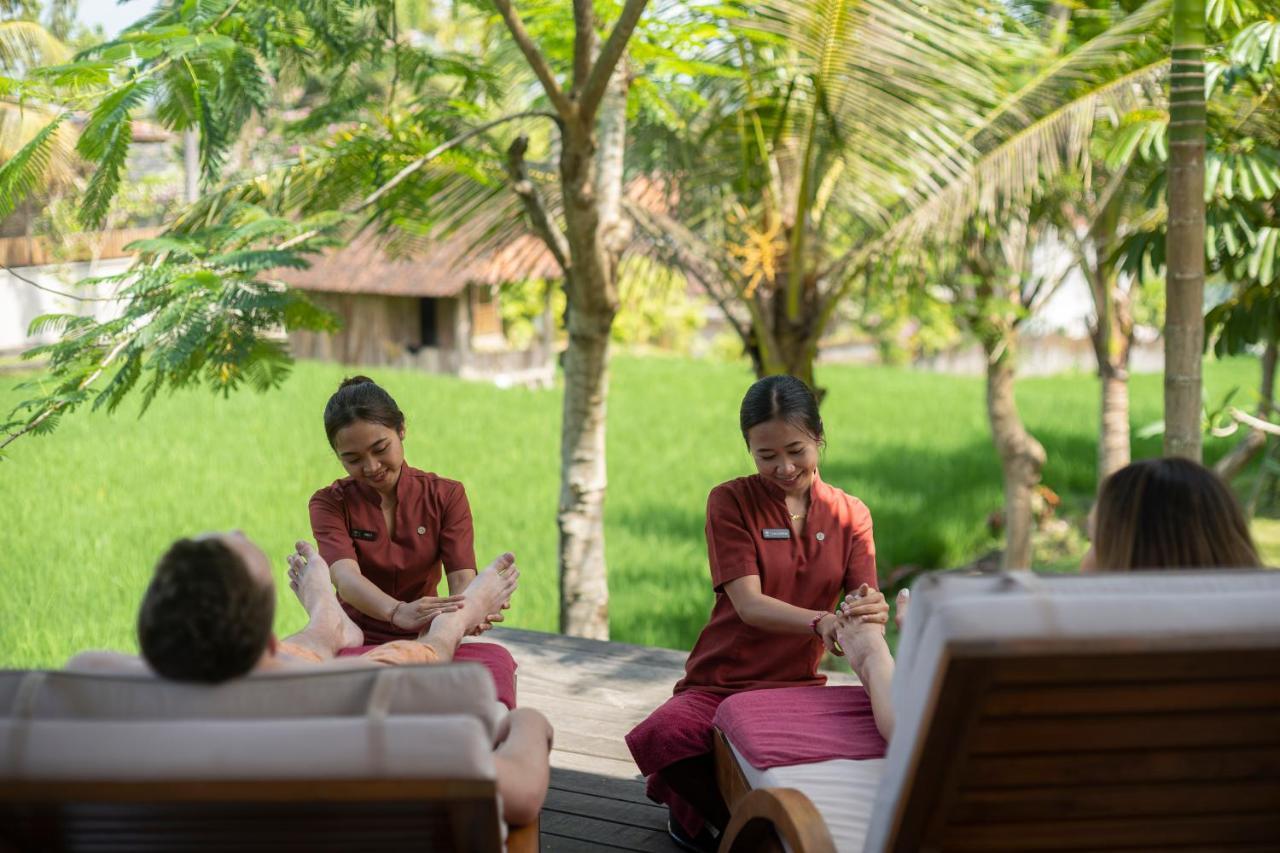 Hotel Adiwana Bisma Ubud Esterno foto A foot massage at a spa in Bali, Indonesia