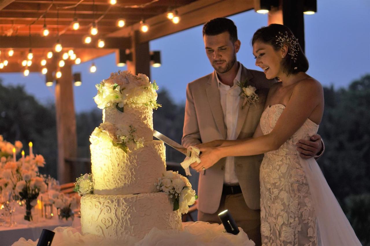 Hotel Adiwana Bisma Ubud Esterno foto Cutting the wedding cake