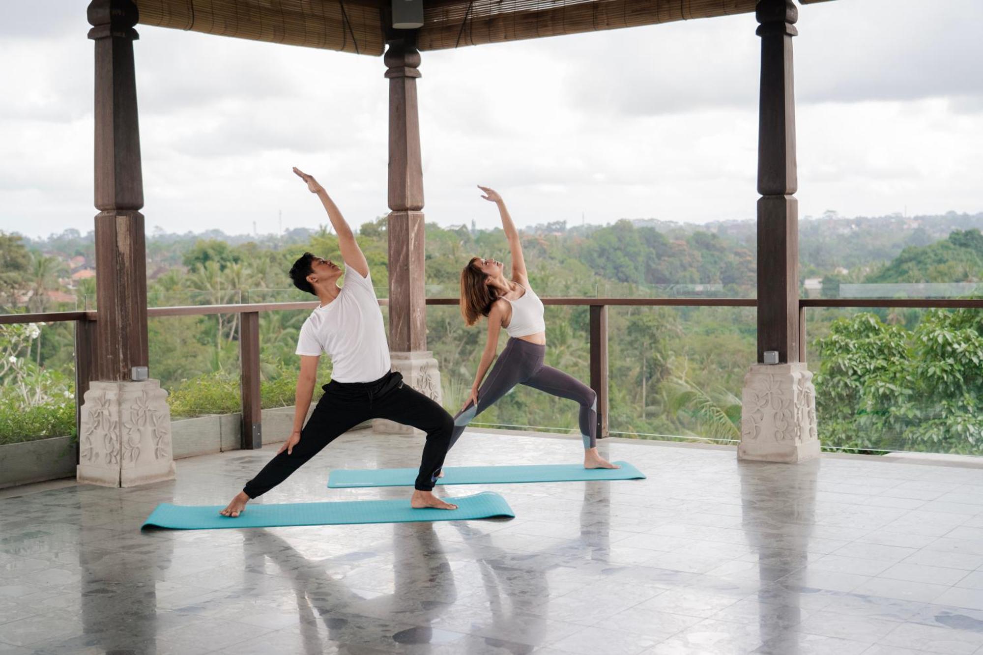 Hotel Adiwana Bisma Ubud Esterno foto A couple practicing yoga