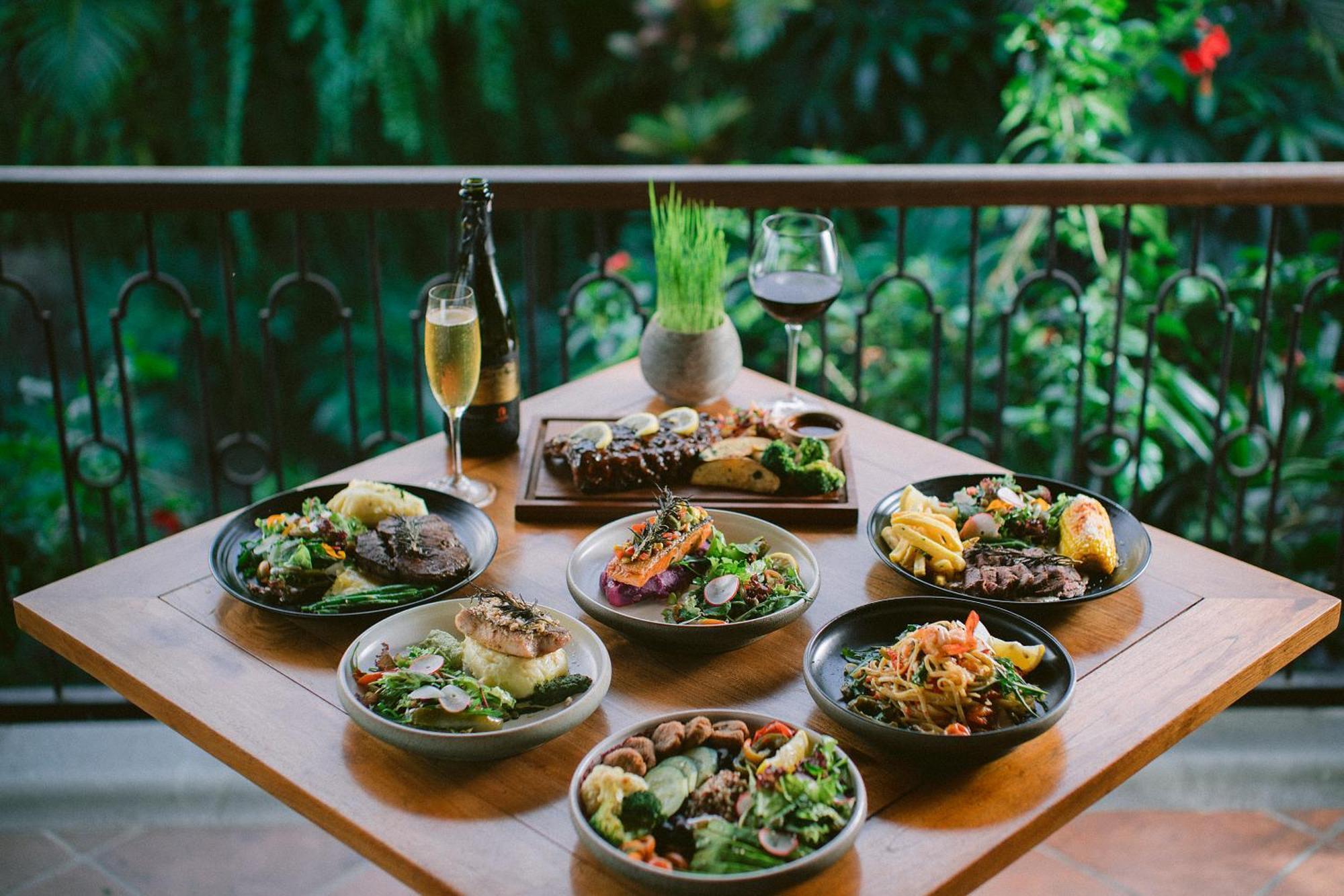 Hotel Adiwana Bisma Ubud Esterno foto A selection of dishes at the restaurant