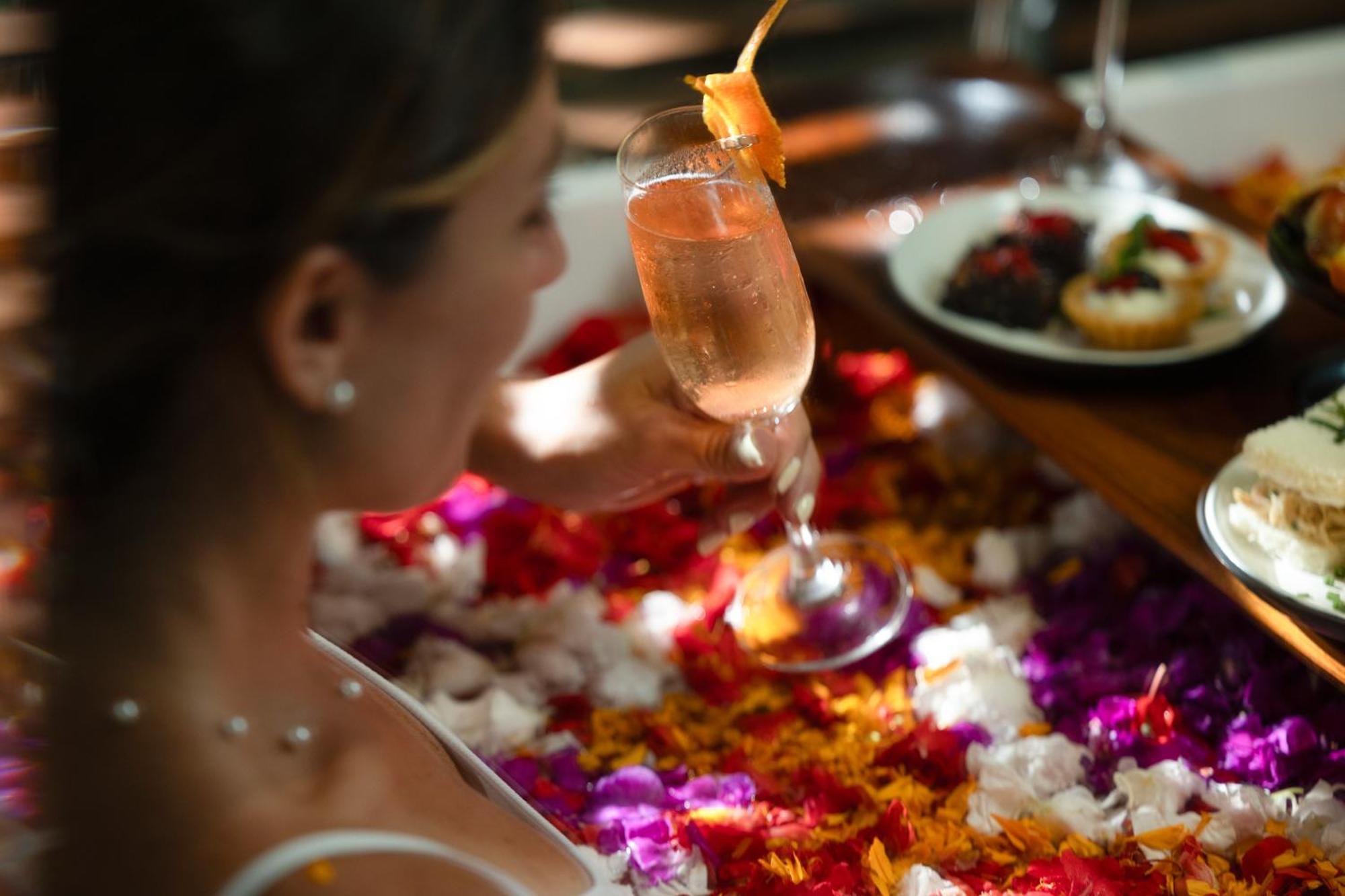 Hotel Adiwana Bisma Ubud Esterno foto A woman drinking champagne