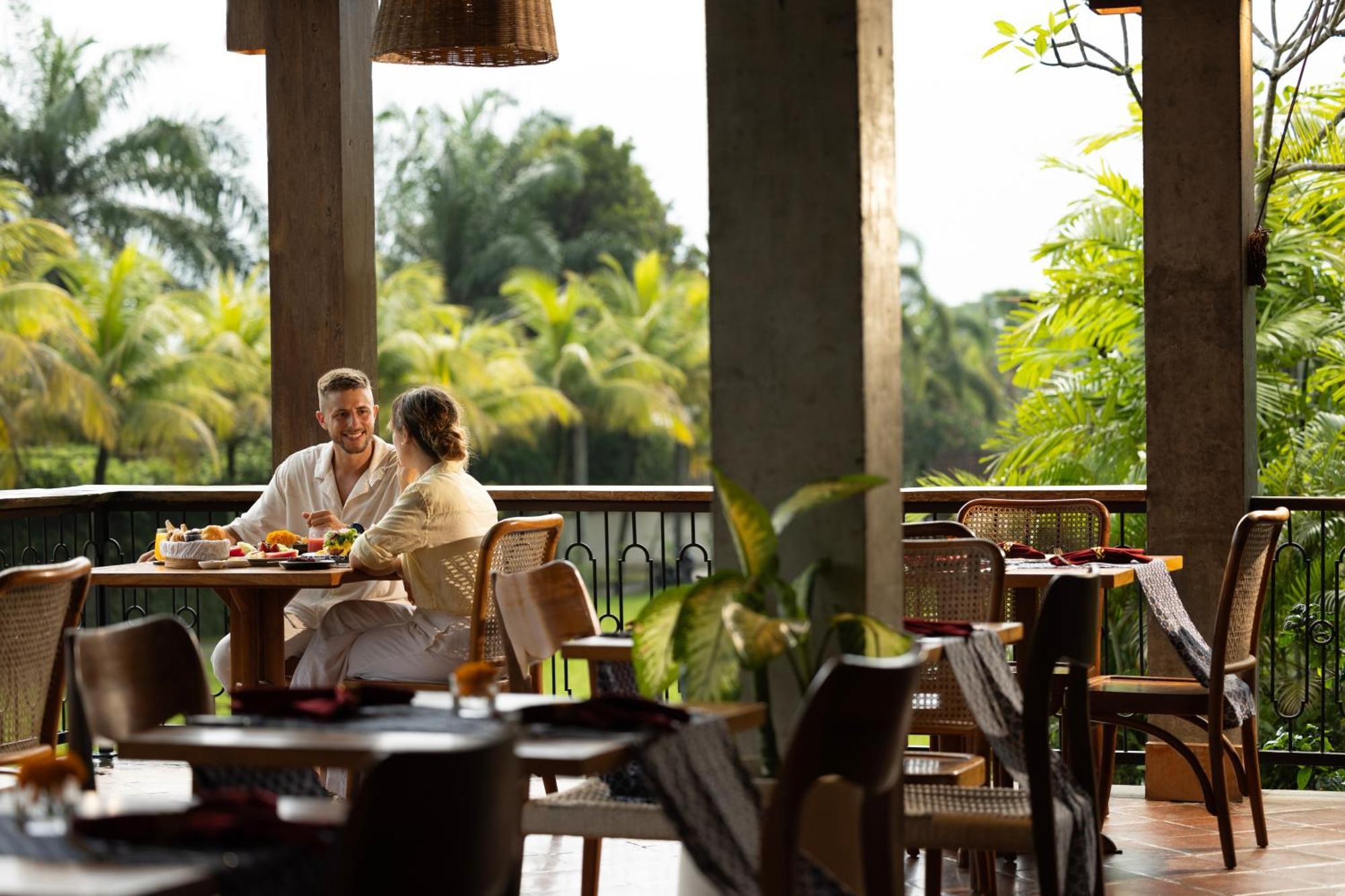 Hotel Adiwana Bisma Ubud Esterno foto The restaurant at the resort