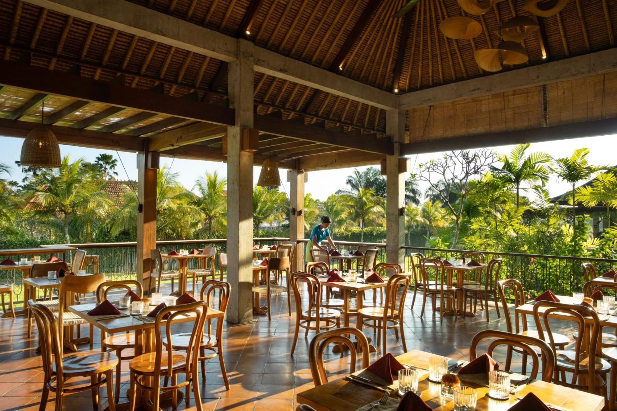 Hotel Adiwana Bisma Ubud Esterno foto The restaurant at the resort