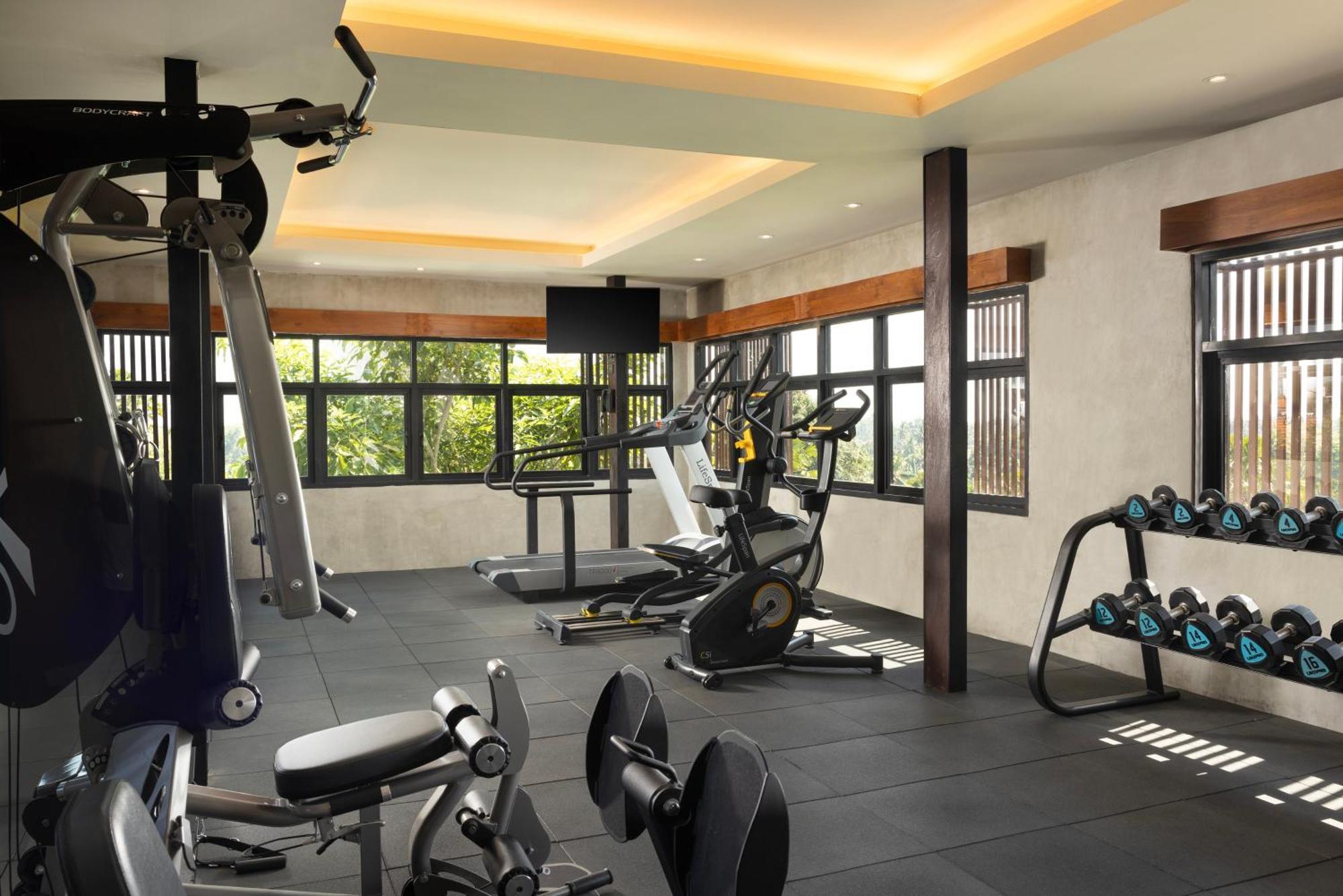 Hotel Adiwana Bisma Ubud Esterno foto The gym at the hotel