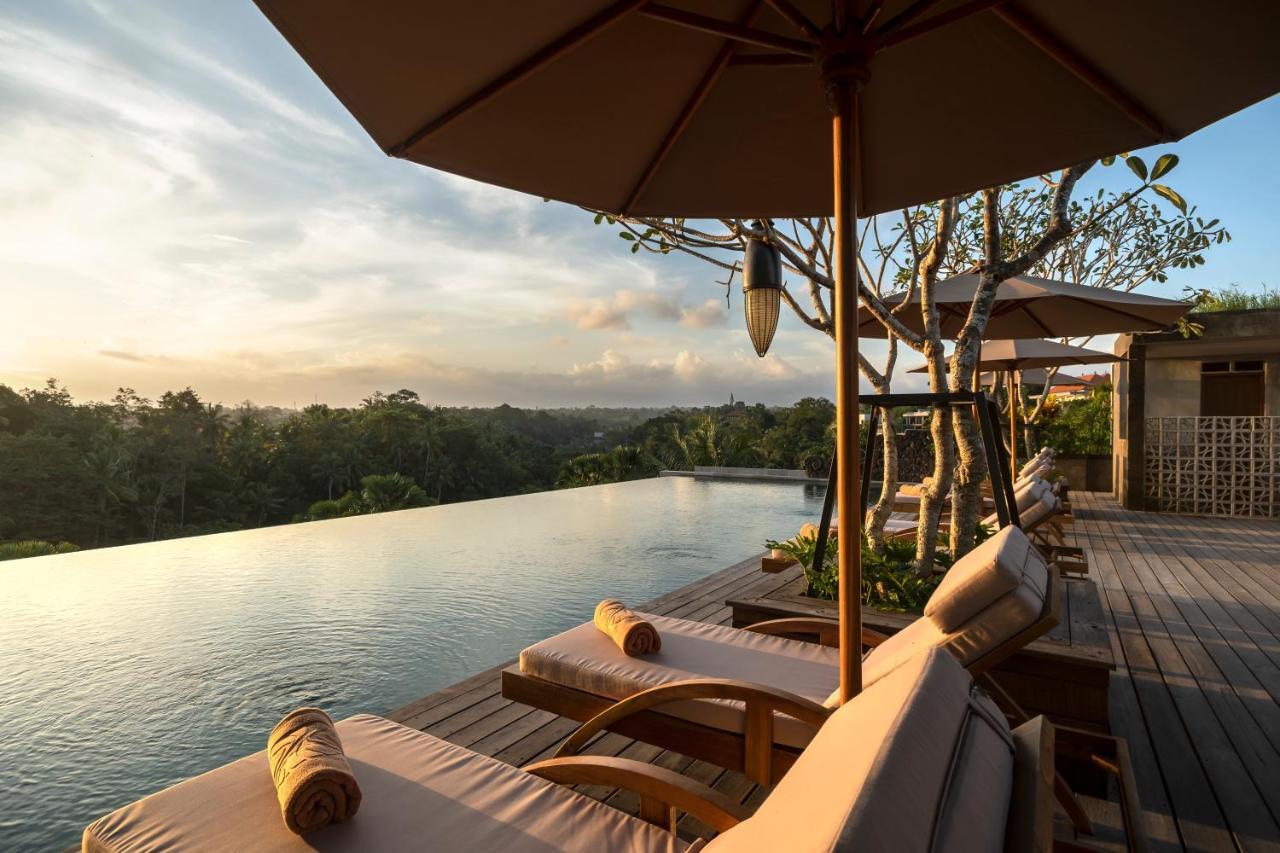 Hotel Adiwana Bisma Ubud Esterno foto View of the resort's infinity pool